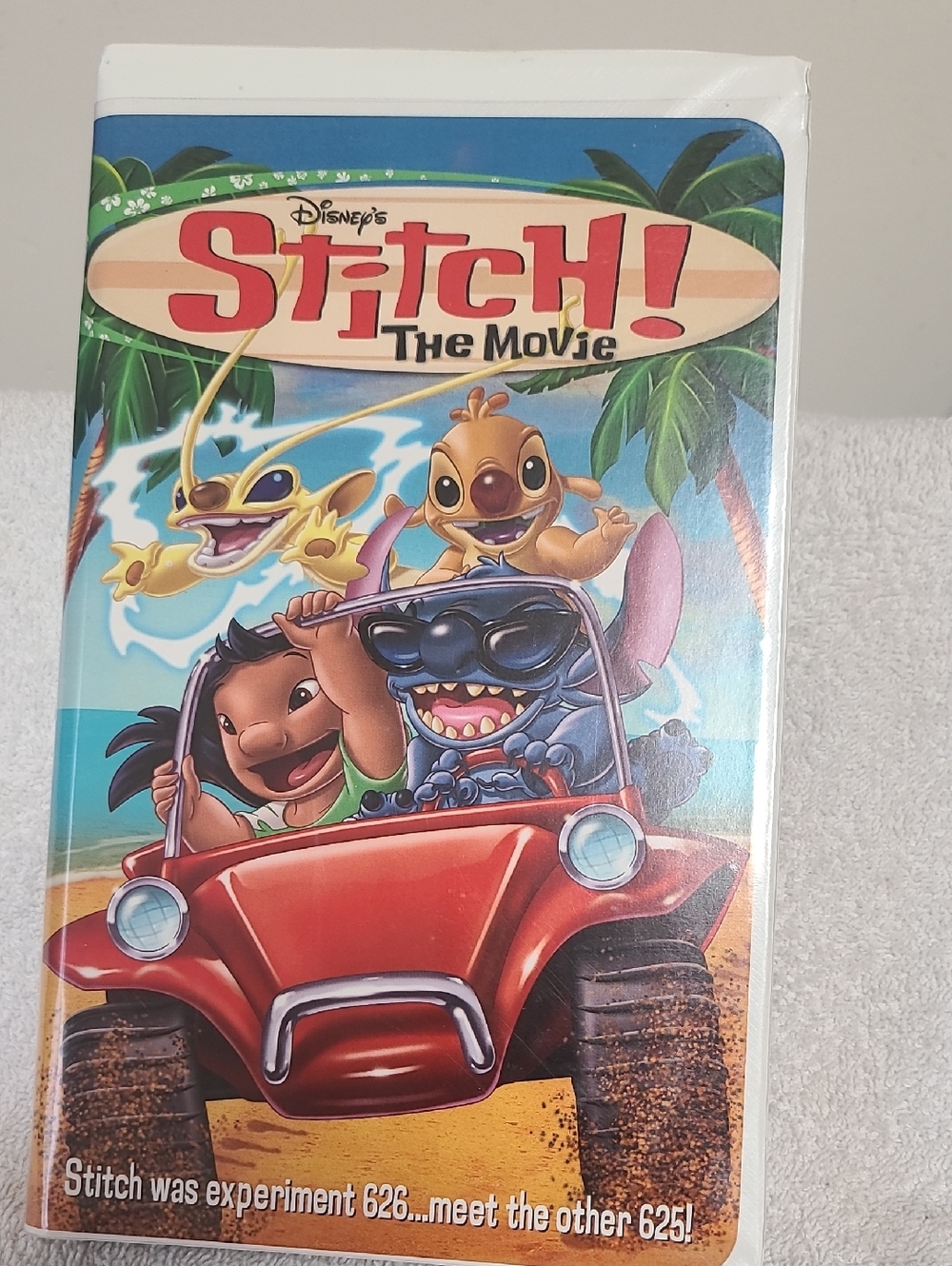 Disney Stitch! The Movie – Red, Blue, Yellow Beach Artwork